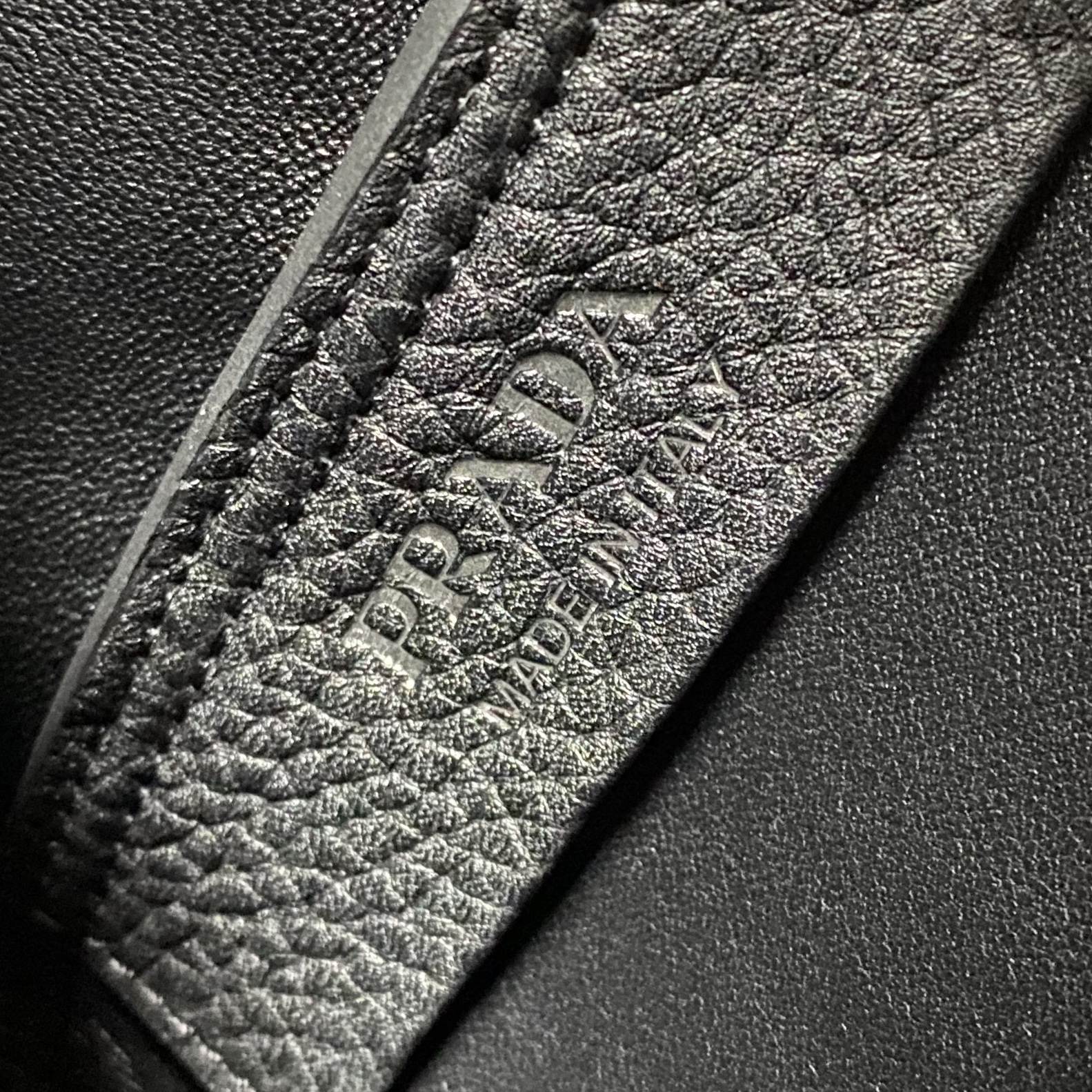 【P1130】普拉达包包价格 Prada专柜限量款进口牛皮手提菜篮子包 黑色