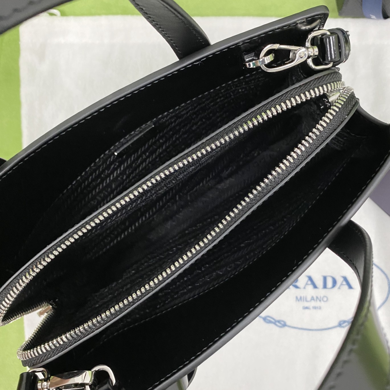 【P1350】Prada新款包包 普拉达亮面皮革几何轮廓手提包斜挎包 黑色