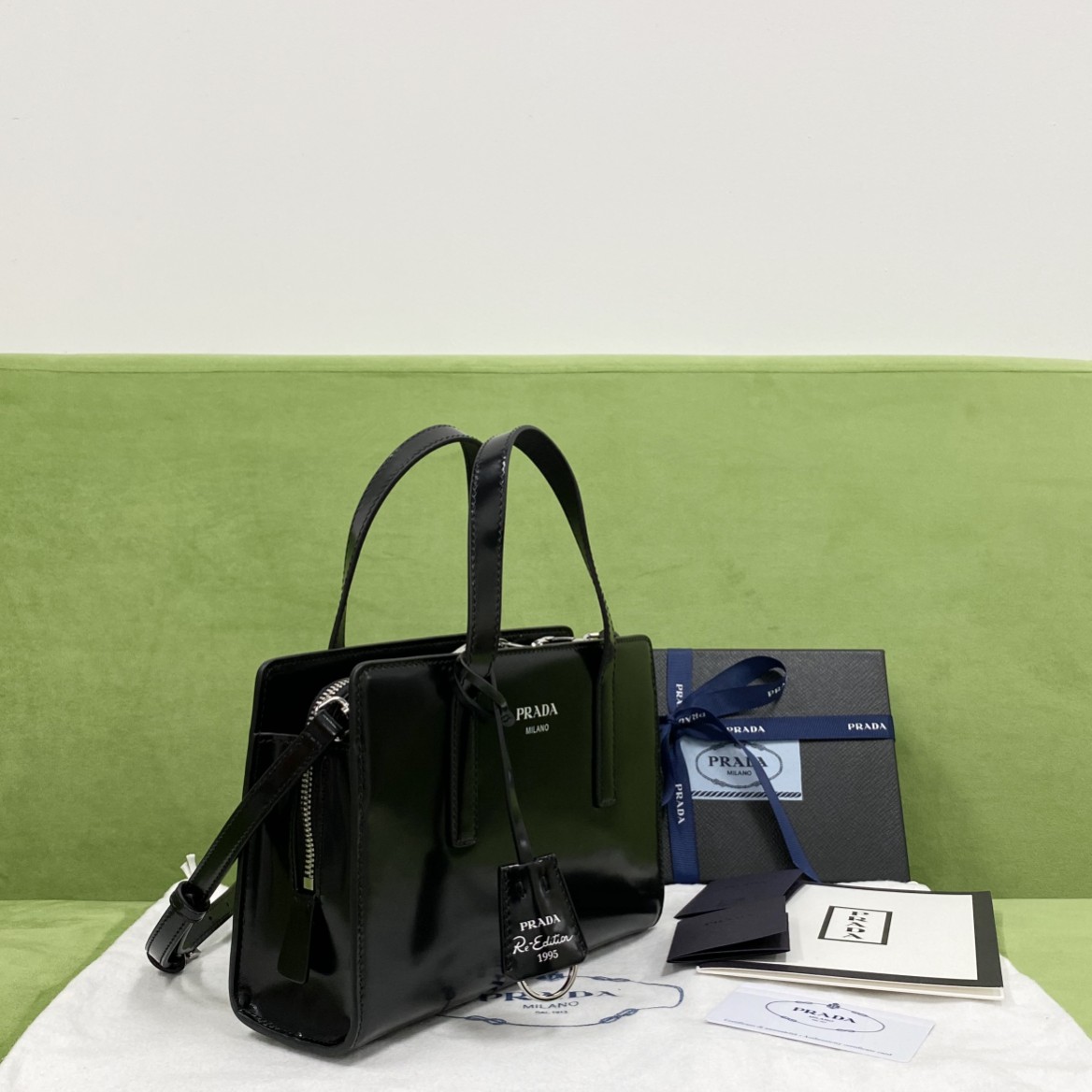【P1350】Prada新款包包 普拉达亮面皮革几何轮廓手提包斜挎包 黑色