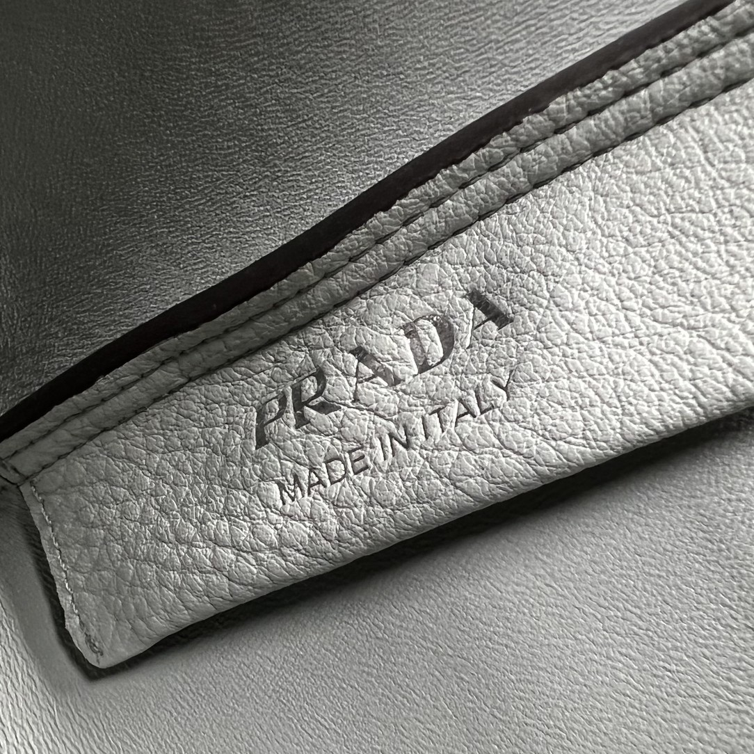 【P1100】Prada女包批发 普拉达2022新款1BA349冰灰色迷你菜篮子包手提包
