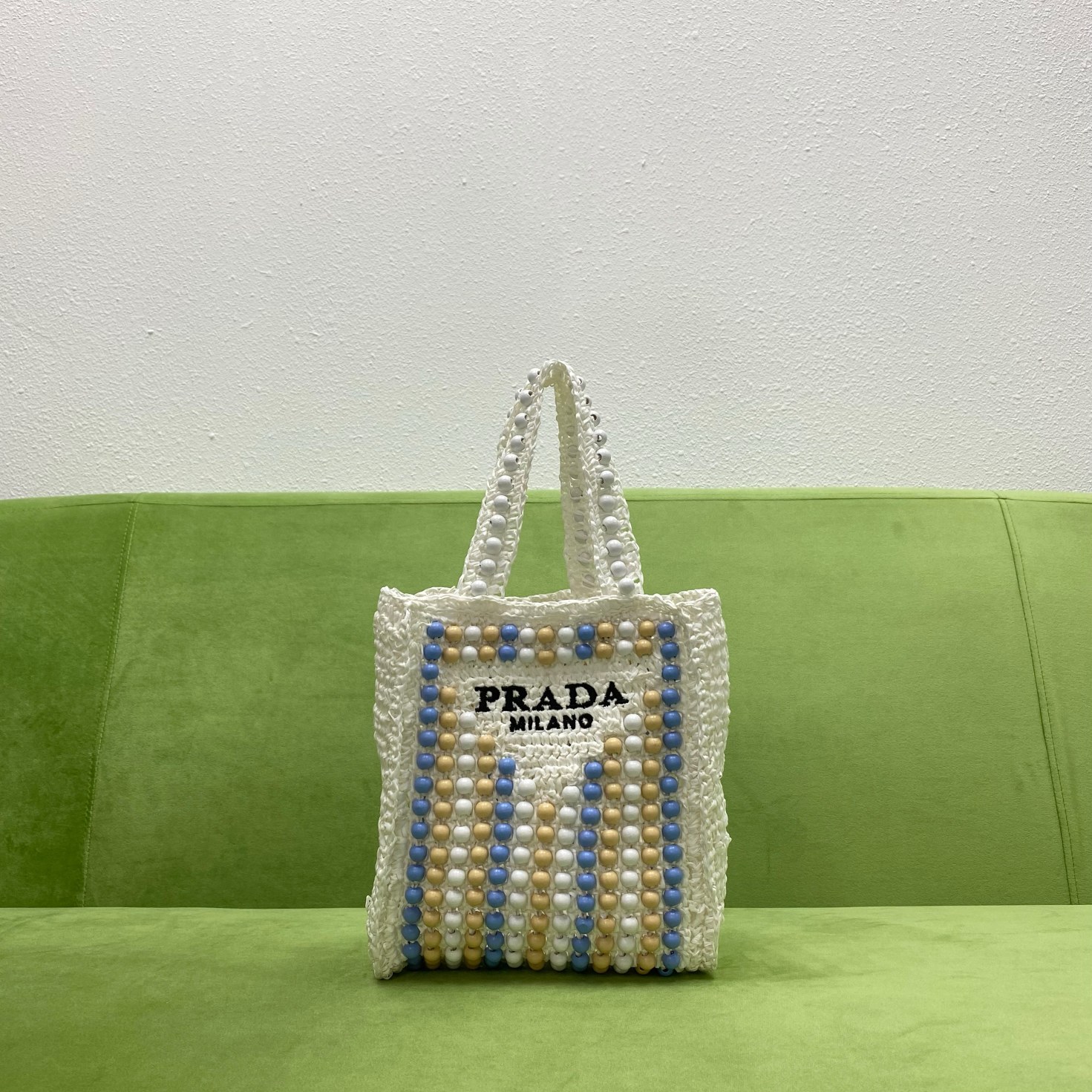 【P720】Prada包包官网 普拉达1BG425彩色木球装饰白色草编包托特包