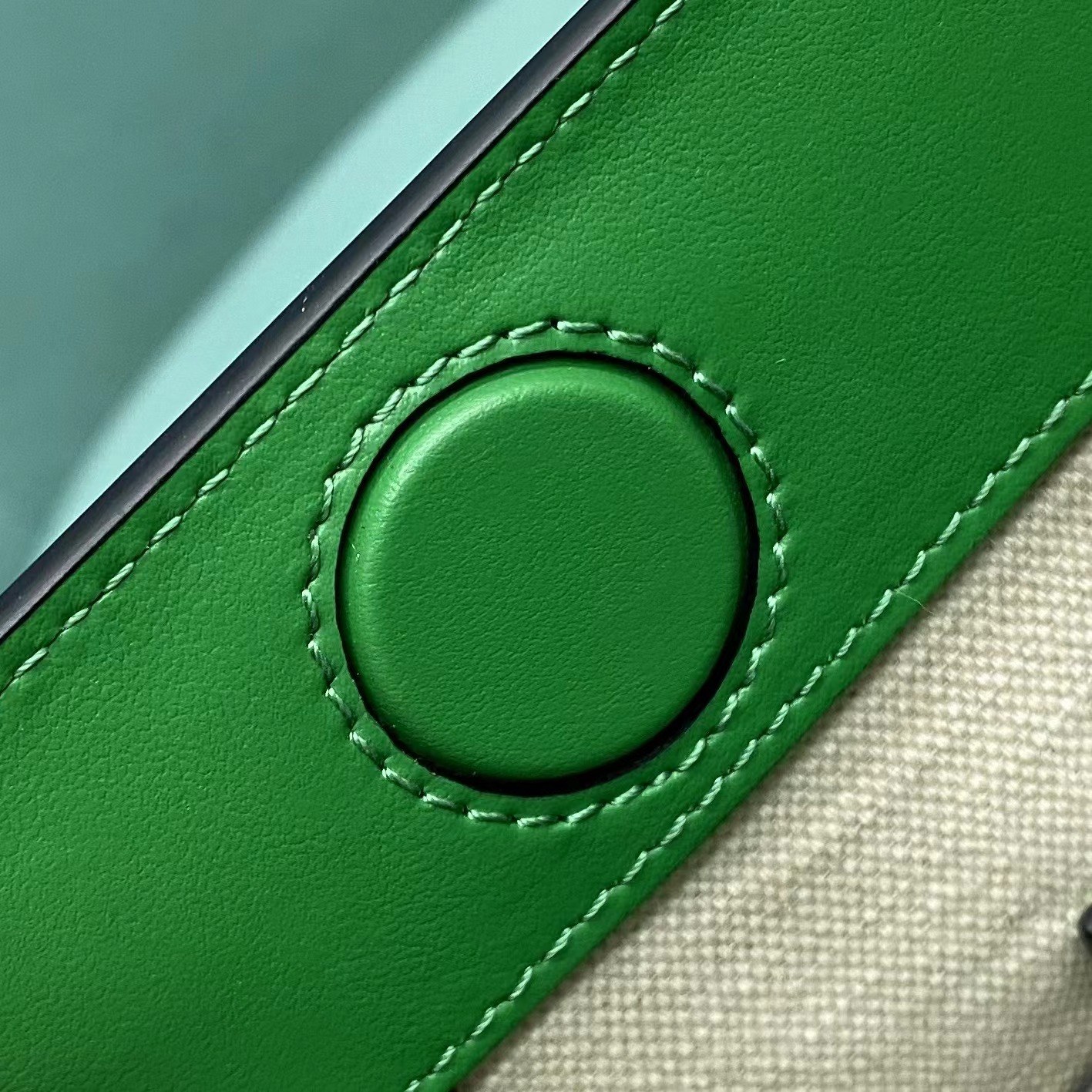【P1350】古奇包包批发 Gucci2022新款702200绿色全皮浮雕双肩带斜挎包