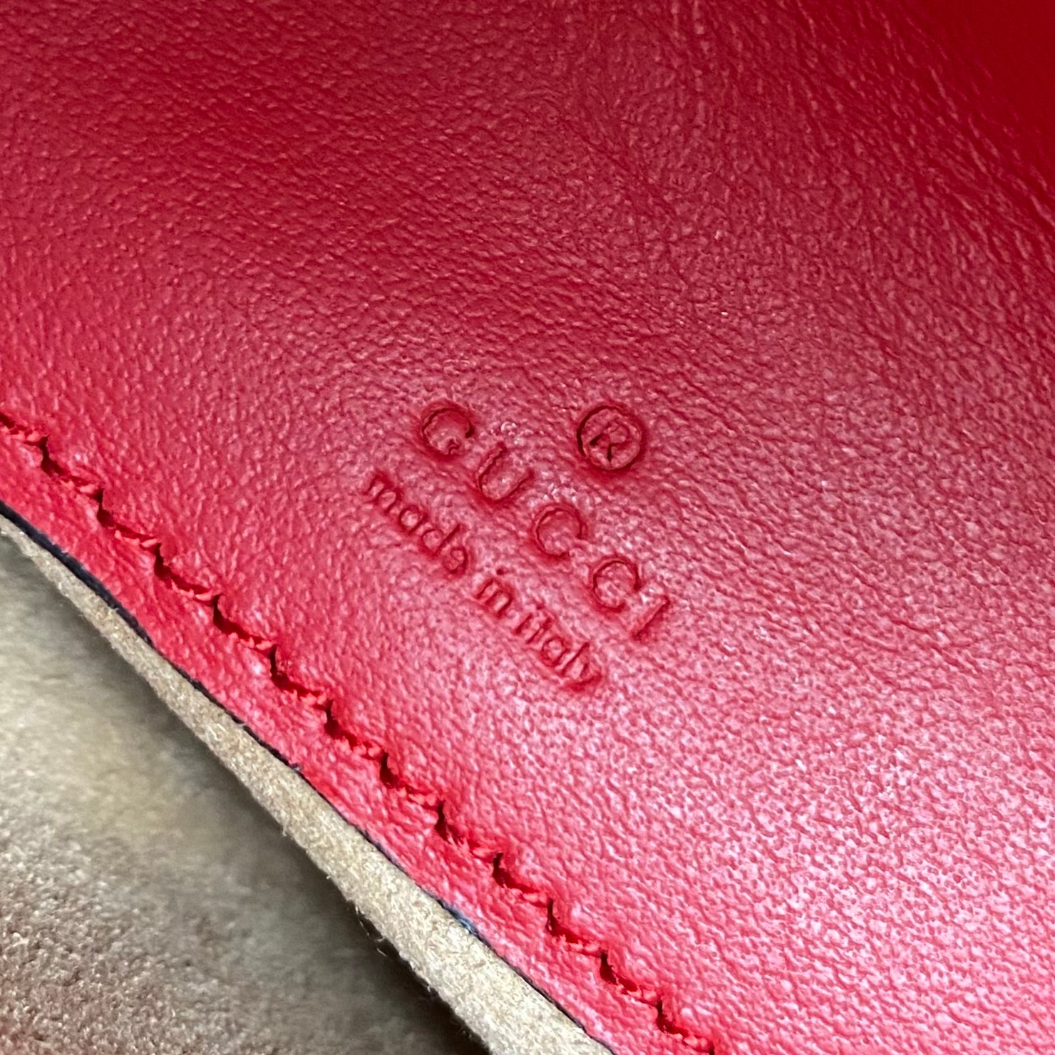 【P1280】Gucci包包官网 古驰746431红色绗缝羊皮Marmont系列半月包斜挎包