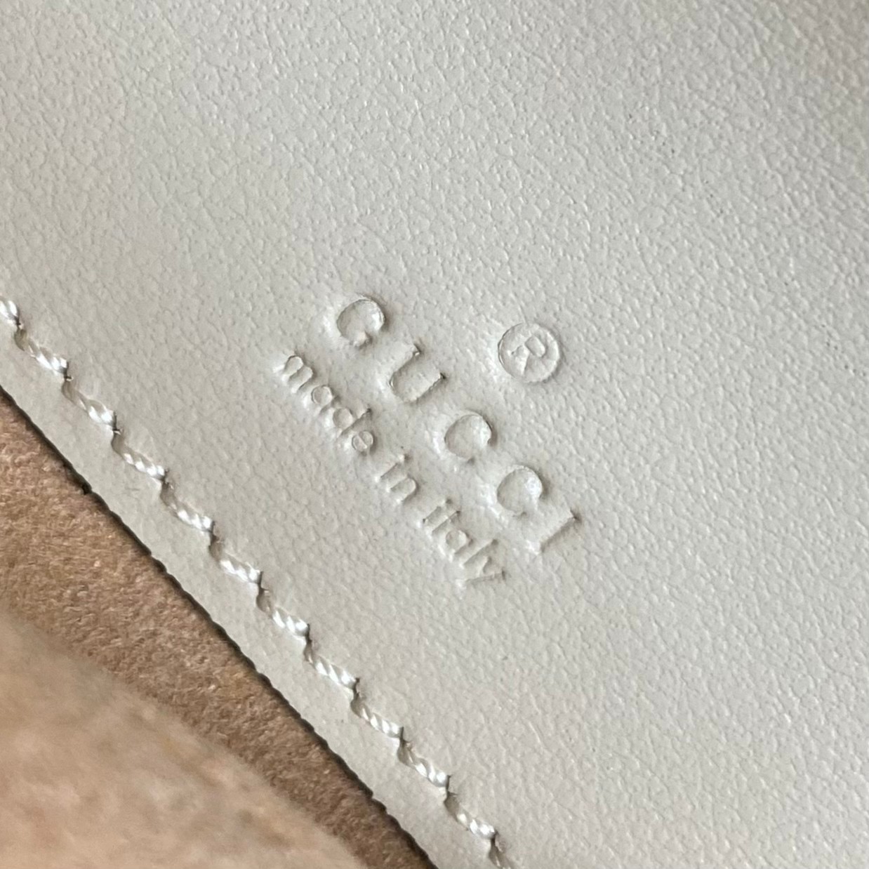 【P1280】古奇包包批发 Gucci Marmont绗缝迷你半月包肩背包链条斜挎包 白色